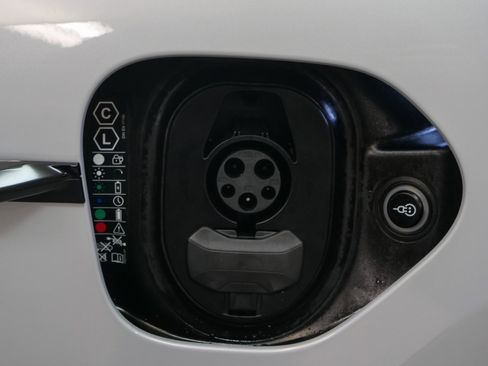 New 2025 Porsche Taycan image 17