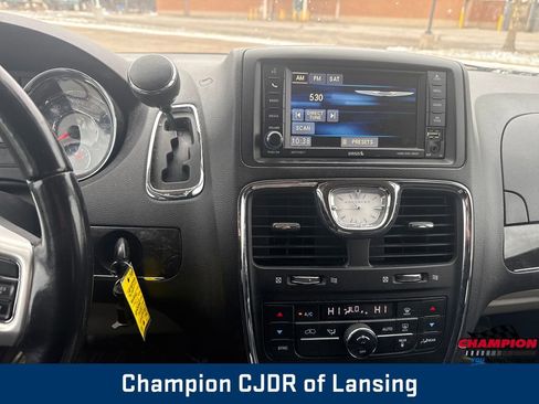 Used 2016 Chrysler Town & Country Touring image 18