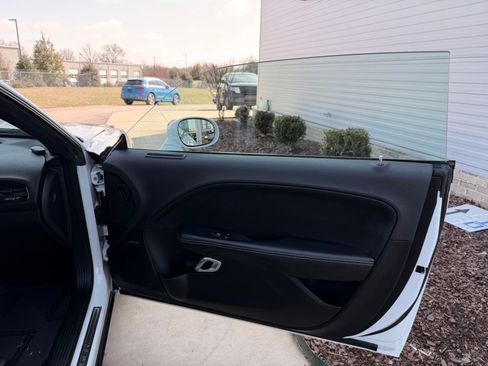 Used 2015 Dodge Challenger SRT w/ Technology Group image 22