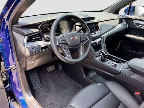 New 2025 Cadillac XT5 Luxury image 9
