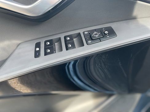 Used 2025 Kia Niro EX image 10