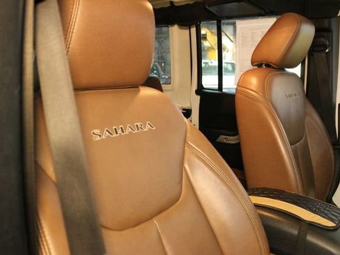 Used 2017 Jeep Wrangler Unlimited Sahara w/ Connectivity Group AWD/4WD image 11