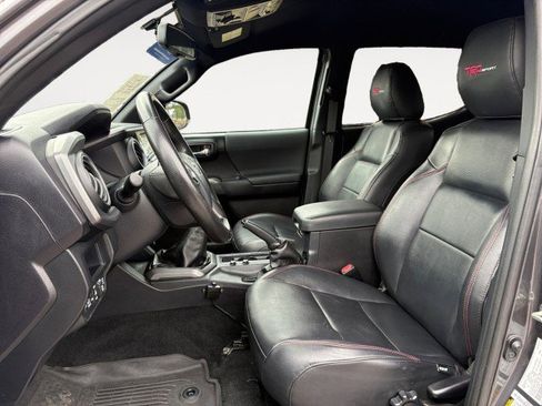 Used 2017 Toyota Tacoma TRD Sport w/ Tow Package image 4