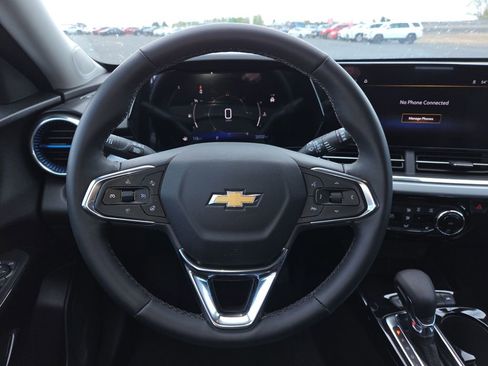 Used 2025 Chevrolet Trax LT w/ LT Convenience Package image 13