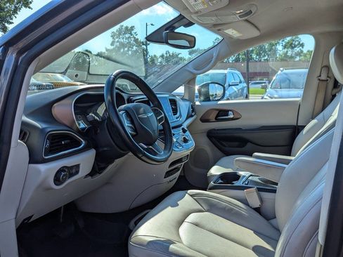 Used 2017 Chrysler Pacifica Touring-L Plus image 12