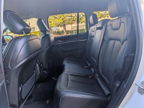 Used 2023 Jeep Grand Cherokee Limited w/ Luxury Tech Group II image 18