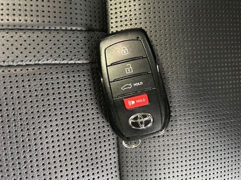 Used 2025 Toyota Camry XLE image 33