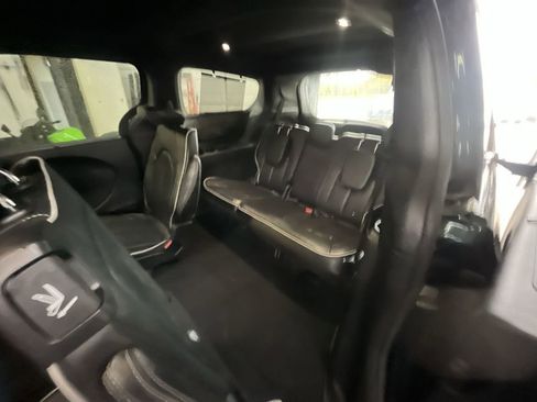 Used 2025 Chrysler Pacifica Limited image 24