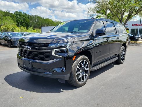 Used 2024 Chevrolet Suburban RST w/ Luxury Package image 3