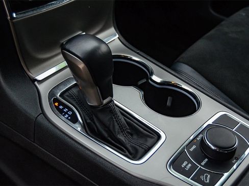 Used 2022 Jeep Grand Cherokee Laredo X image 20