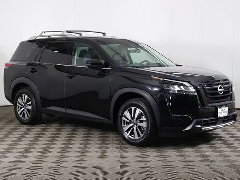 Used 2023 Nissan Pathfinder SL w/ Black Appearance Package AWD/4WD image 2