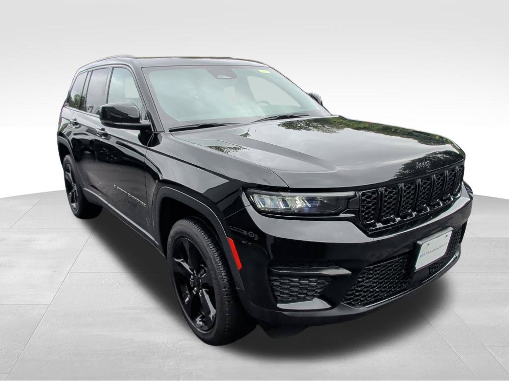 Used 2023 Jeep Grand Cherokee Altitude AWD/4WD image 7