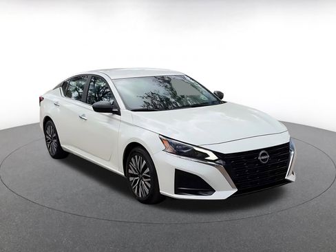 Used 2025 Nissan Altima 2.5 SV image 3