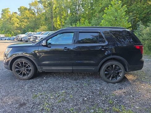Used 2017 Ford Explorer XLT w/ Equipment Group 202A AWD/4WD image 4