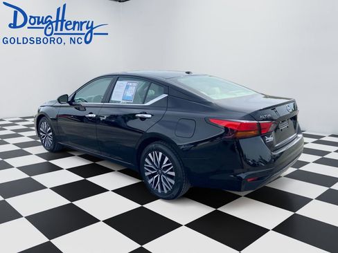 Used 2025 Nissan Altima 2.5 SV image 3