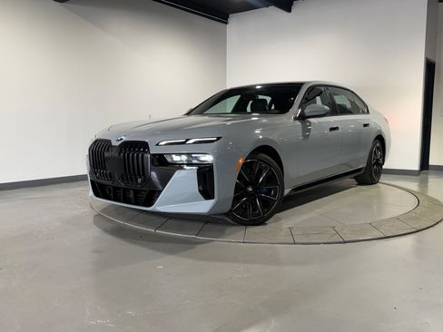 Used 2023 BMW 760i xDrive AWD/4WD image 3