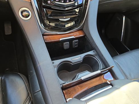 Used 2018 Cadillac Escalade ESV Luxury image 22