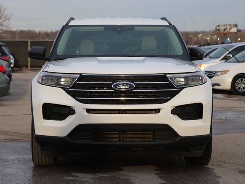 Used 2023 Ford Explorer XLT image 2