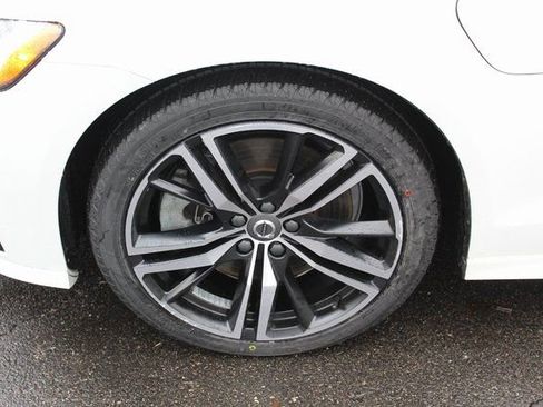 Certified 2022 Volvo S60 T8 R-Design image 11