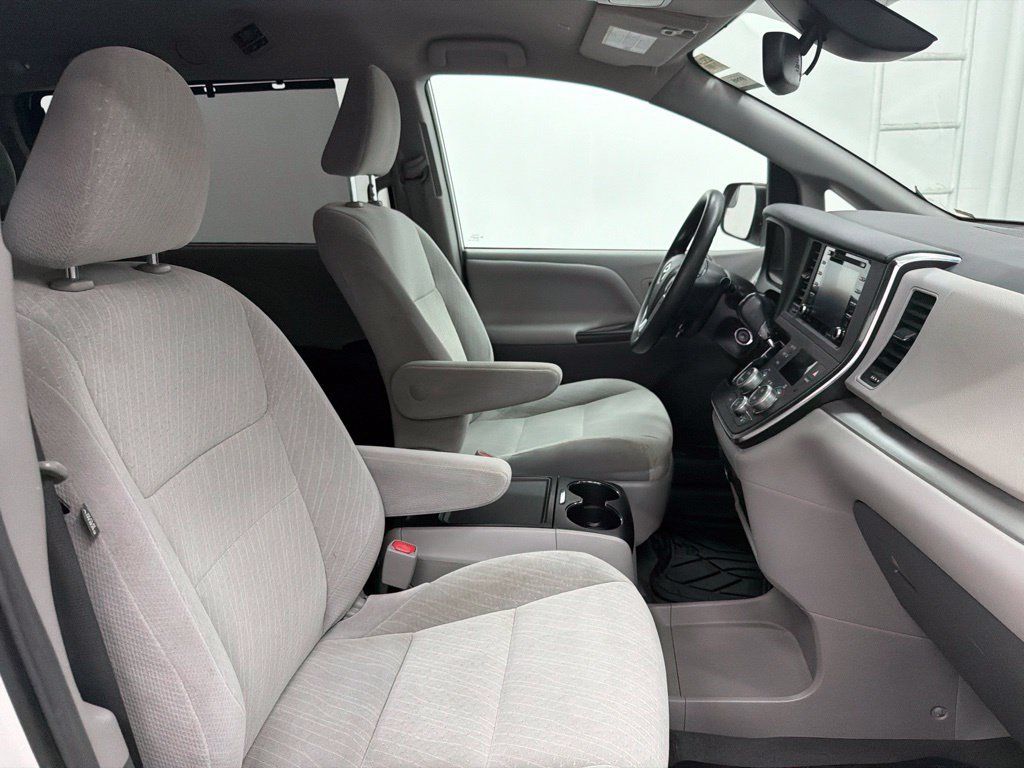 Used 2019 Toyota Sienna LE FWD image 32