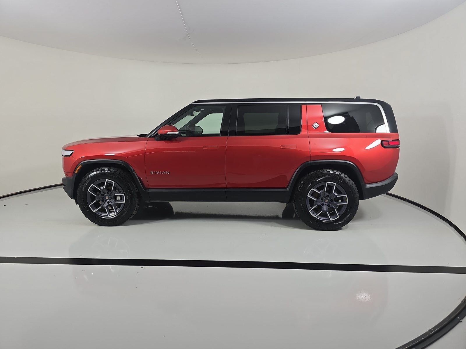 Used 2024 Rivian R1S Adventure Dual AWD/4WD image 2