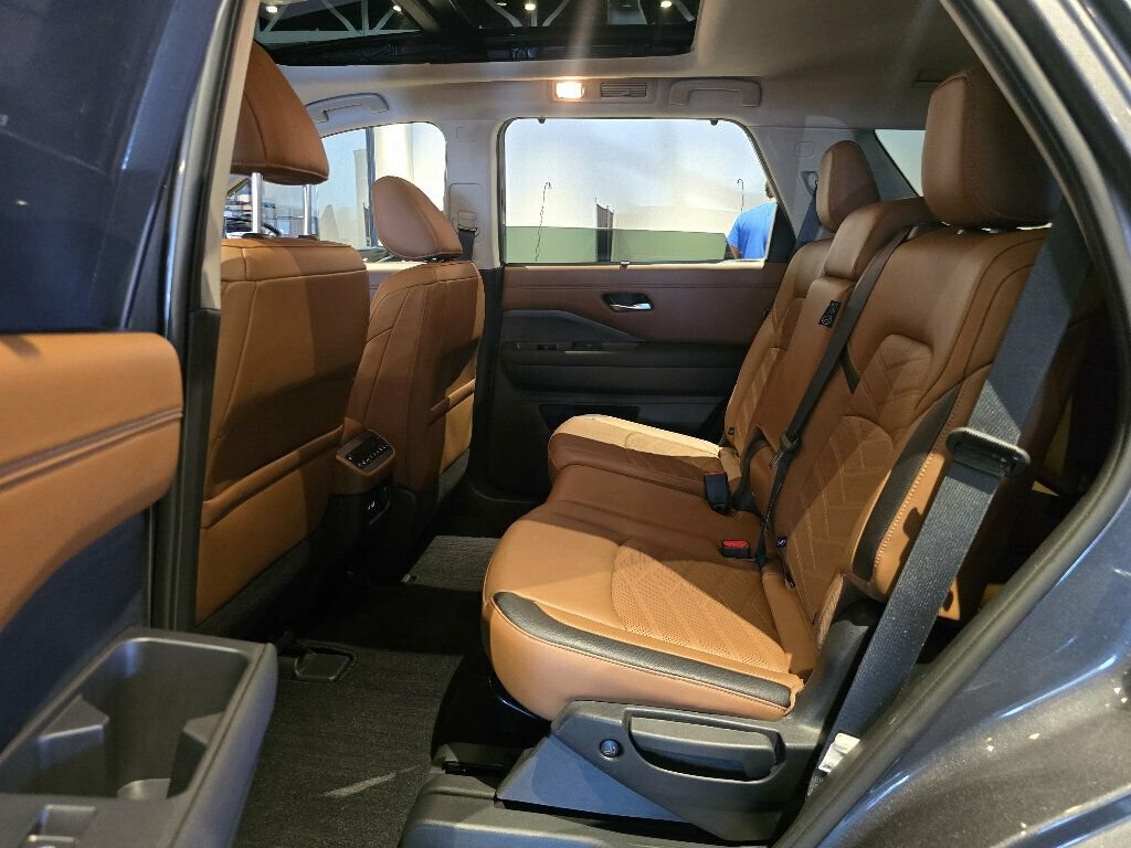 Used 2025 Nissan Pathfinder Platinum w/ Cargo Package AWD/4WD image 19