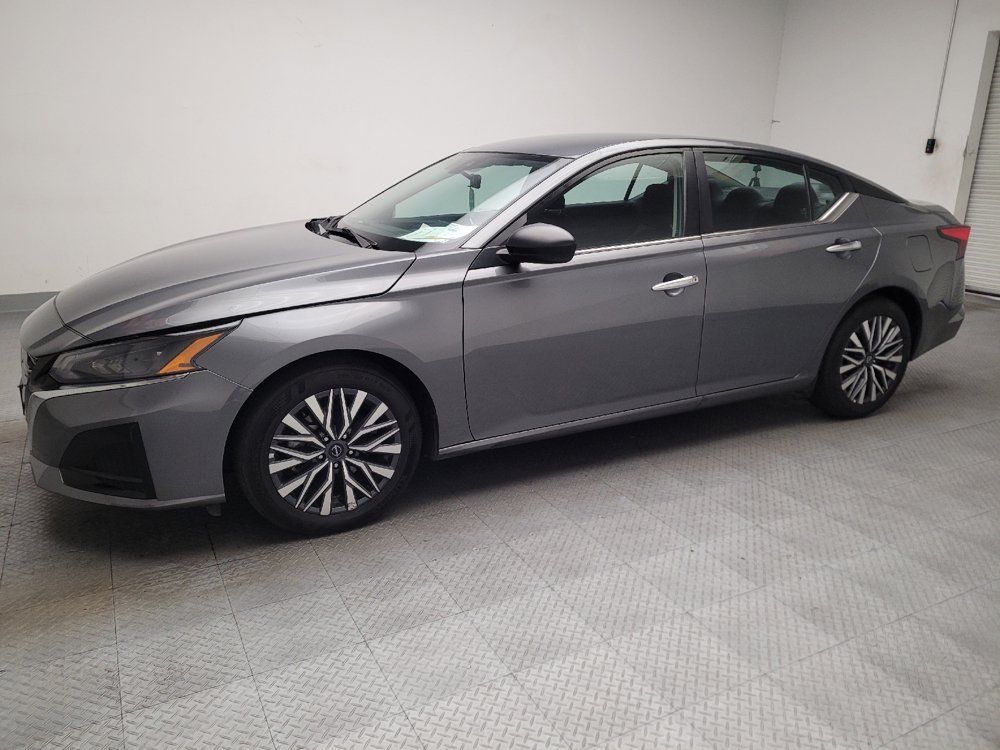 Used 2025 Nissan Altima 2.5 SV FWD image 2