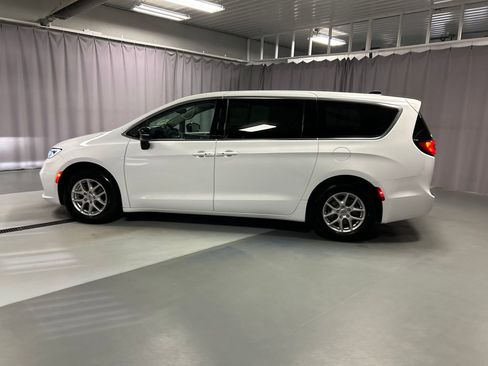 Used 2024 Chrysler Pacifica Touring-L image 4