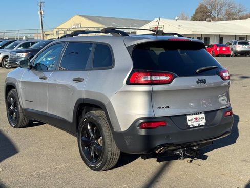 Used 2017 Jeep Cherokee Sport image 3