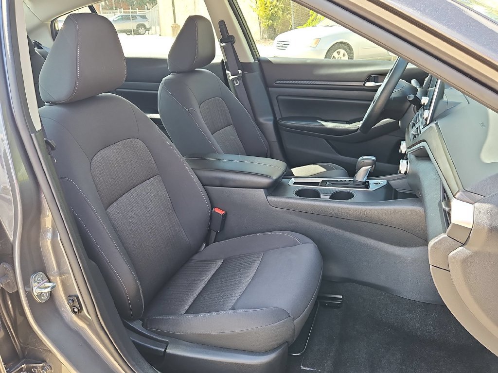 Used 2025 Nissan Altima 2.5 SV FWD image 31