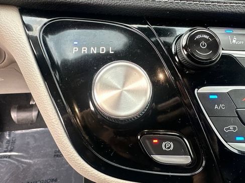 Used 2022 Chrysler Pacifica Touring-L FWD image 35