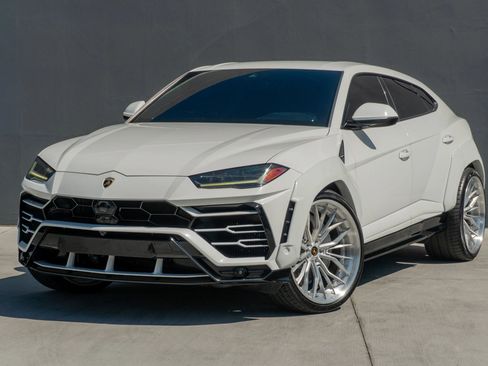Used 2019 Lamborghini Urus AWD/4WD image 3