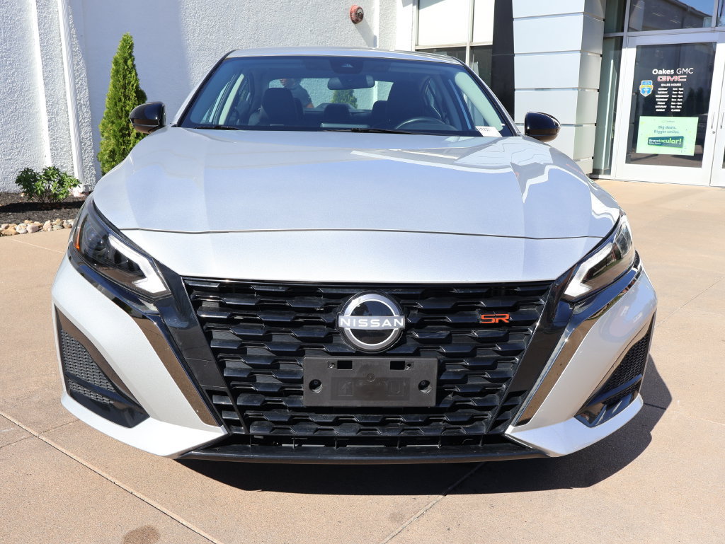 Used 2025 Nissan Altima 2.5 SR FWD image 2