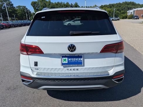 Used 2023 Volkswagen Taos SE w/ Panoramic Sunroof Package FWD image 4