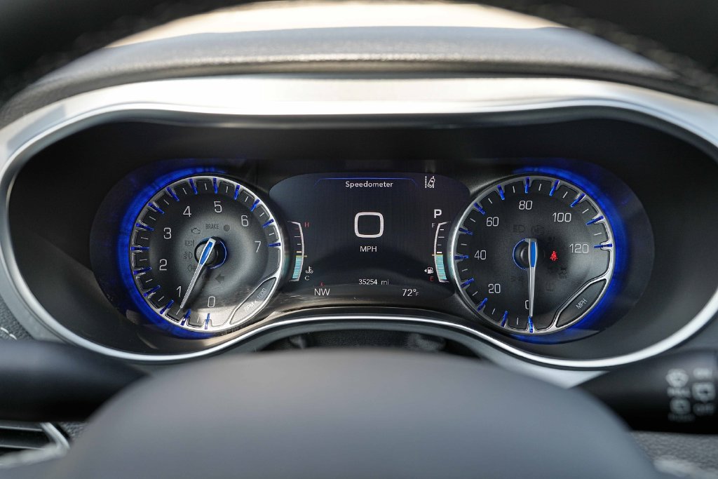 Used 2025 Chrysler Pacifica Limited FWD image 36