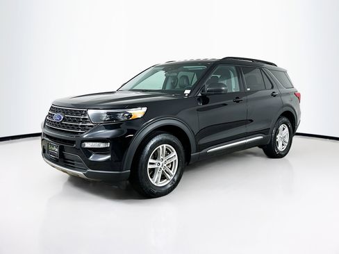 Used 2024 Ford Explorer XLT w/ Equipment Group 202A image 3