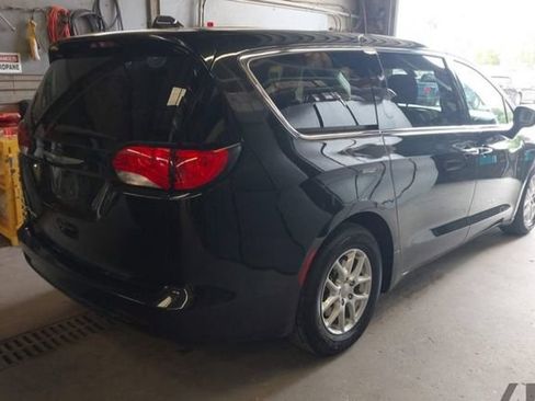 Used 2020 Chrysler Voyager LX FWD image 4