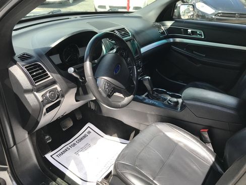 Used 2016 Ford Explorer XLT w/ Equipment Group 202A AWD/4WD image 8