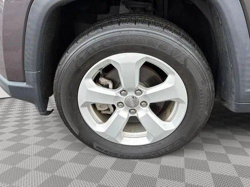 Used 2020 Jeep Compass Latitude AWD/4WD image 13