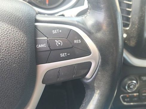 Used 2017 Jeep Cherokee Trailhawk AWD/4WD image 41