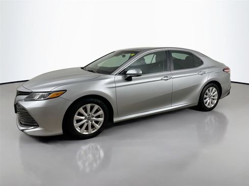 Used 2018 Toyota Camry LE image 4