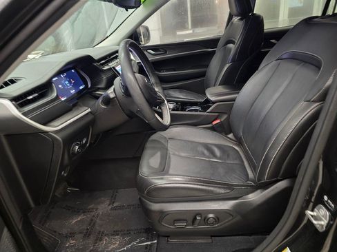 Used 2023 Jeep Grand Cherokee Limited AWD/4WD image 16