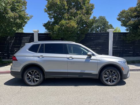 Used 2024 Volkswagen Tiguan SE AWD/4WD image 3