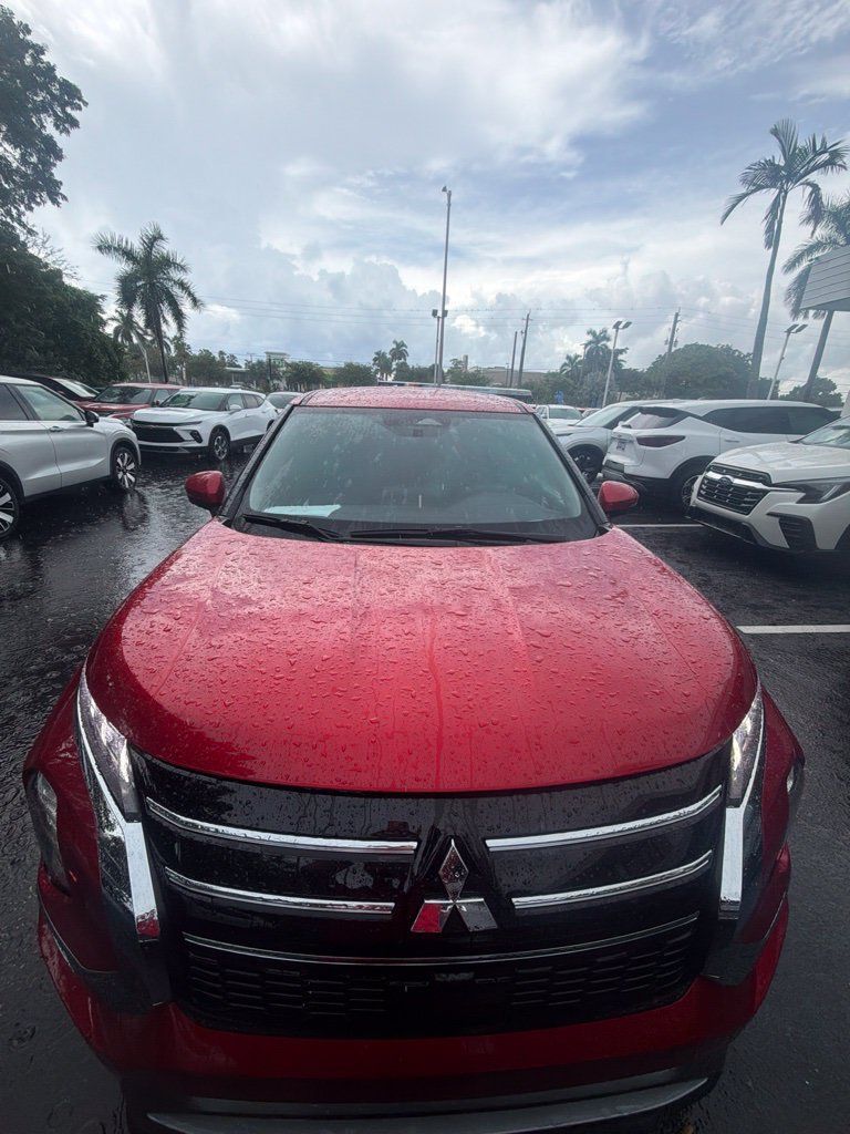 Used 2025 Mitsubishi Outlander SE AWD/4WD image 2
