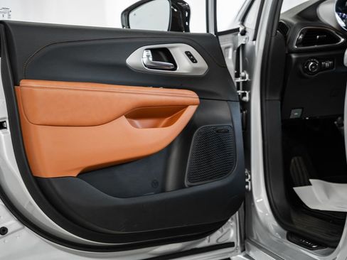 New 2026 Chrysler Pacifica Pinnacle image 33