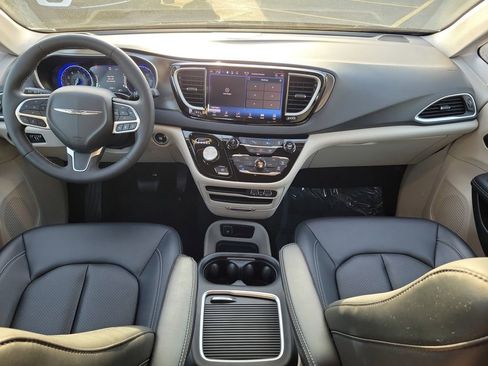 Used 2024 Chrysler Pacifica Touring-L image 14