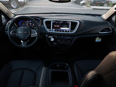 New 2026 Chrysler Pacifica Select image 20