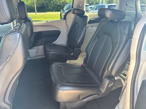 Used 2023 Chrysler Pacifica Touring-L FWD image 24