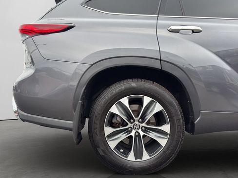 Used 2021 Toyota Highlander XLE AWD/4WD image 26