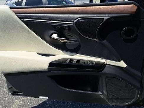 Used 2025 Lexus ES 300h Ultra Luxury w/ Accessory Package (Z2) FWD image 29